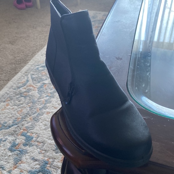 Lightweight black ankle boot size 6.5 - Picture 2 of 3